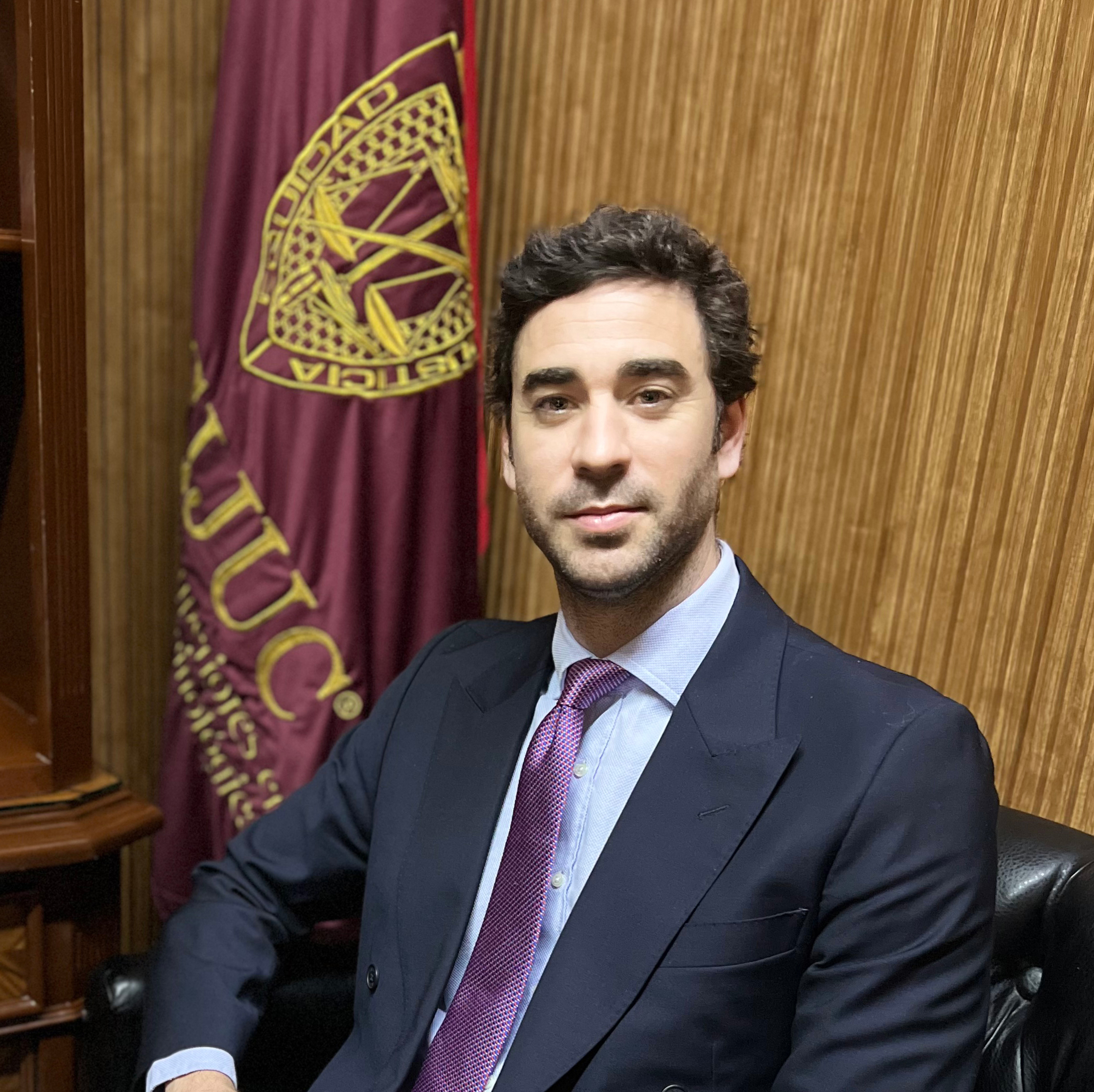 Servidor público entregando documentos de renuncia en una oficina gubernamental, ilustrando la salida informal del servicio público en México